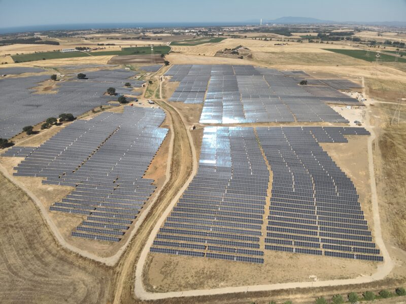 Vista aerea di un grande impianto fotovoltaico a terra realizzato da Altenia