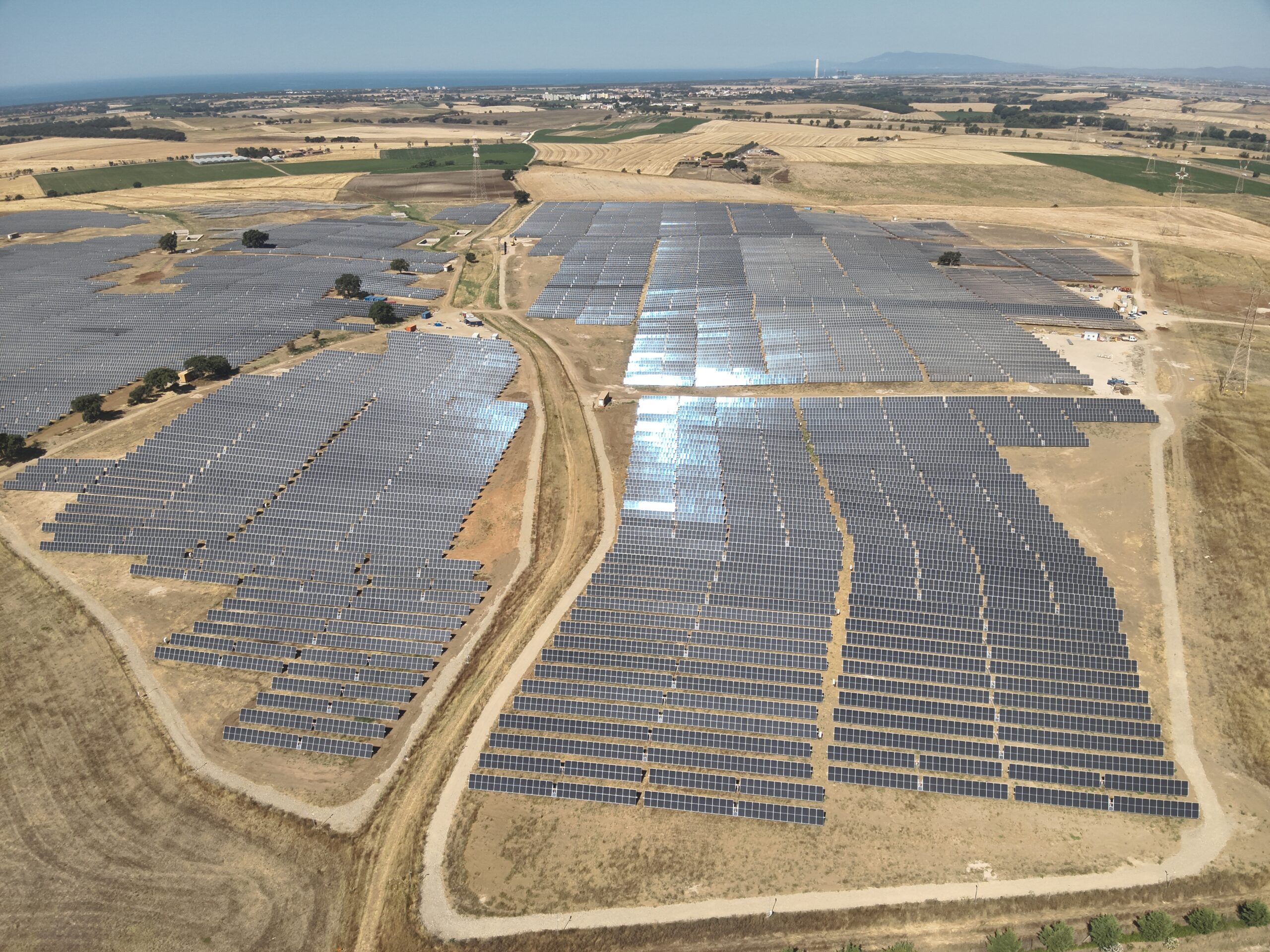 Vista aerea di un grande impianto fotovoltaico a terra realizzato da Altenia